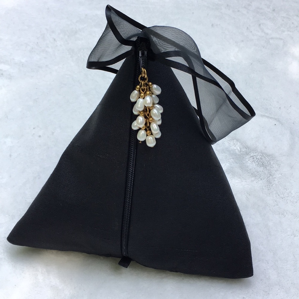 Black Silk Fresh Water Pearls Pyramid Purse
